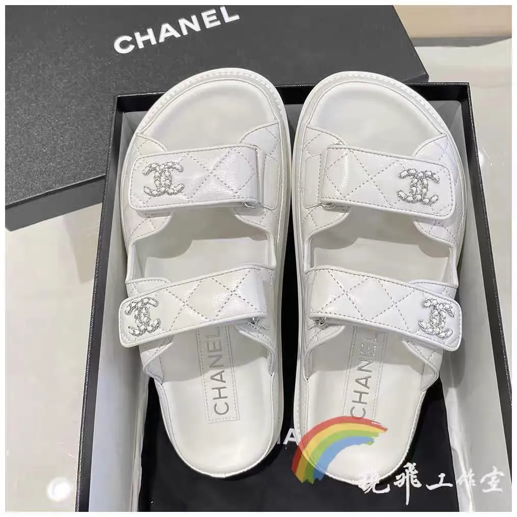 👟👟Ex-factory price 480👟👟 𝑐ℎ𝒶𝓃𝓮𝓁 2024 early spring latest season new Velcro slippers ————————————❤ European purchasing agent & fragrance grandma’s new fashion latest layout 🔛 Small fragrance sandals that exude lasting charm ~ The original development supports any comparison in the market 🆚The so-called smooth and natural lines To restore the original look, many celebrities have recommended it as one of the must-have items for spring. It is super comfortable on the feet! [Top version] ⚫ Size: 35-41 ⚫ Color: white